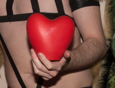 Aşk ve romantizmin sembolü olan kalp, insanlar arası ilişkilerde.