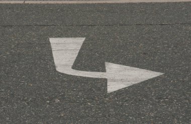 Okun yönü tek yönlüdür, bu yönde ilerlemek için işaret edin.