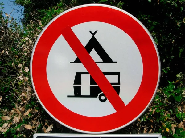 Запрет Кемпинга Дорожный Знак Запрет Кемпинга Сайте — стоковое фото