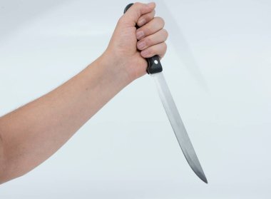 Bıçaklı bir saldırgan bıçakla saldırıyor.