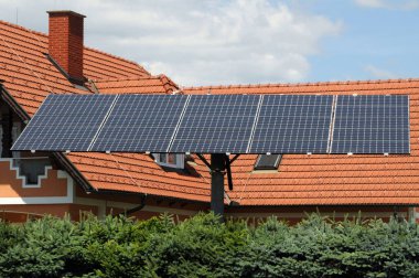 Modern binalarda yenilenebilir enerji kullanan güneş panelleri.