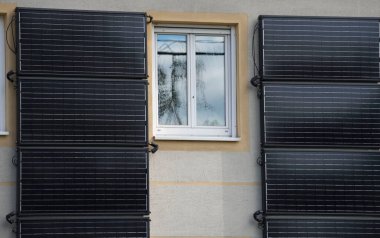 Modern binalarda yenilenebilir enerji kullanan güneş panelleri.