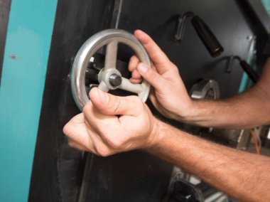 Endüstriyel bir fabrikanın valfini elle açmak ya da kapatmak