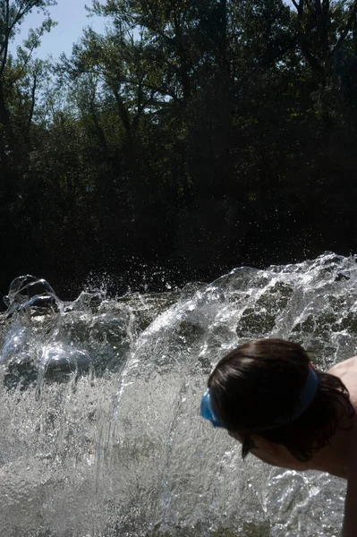 Vízesés Vagy Vízesés Természetben Friss Víz Folyik Szikláról — Stock Fotó