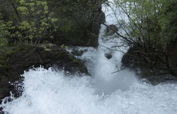 Vattenfall Eller Kaskad Naturen Sötvatten Som Rinner Nedför Klippa — Stockfoto