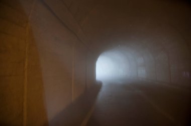 Yoldaki bir araba tüneli, dağın içinden geçen bir geçit. 