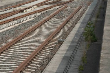 Demiryolu inşaatında raylar ve raylar, trenle taşınmak için.