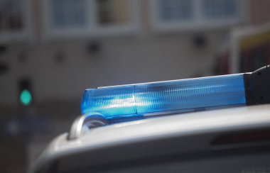 Polis arabasında mavi ışık, görsel acil durum sinyali.