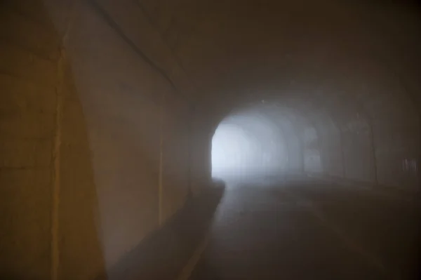 公路上的一个汽车隧道 穿过一座山的通道 — 图库照片