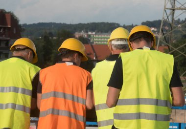 İş yerinde koruyucu giysi olarak uyarı yeleği, endüstriyel güvenlik önlemi