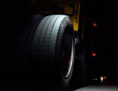 Ticari bir araçta ya da taşımacılıkta büyük kamyon lastikleri
