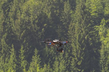 İnsansız hava aracı (UAV), küçük uçan cisim.