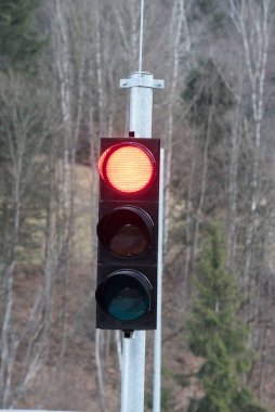 Caddedeki kırmızı trafik ışığı, durmanın sembolü.