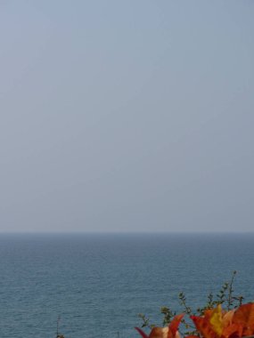 Sahildeki sahil şeridi, deniz kenarındaki yaz tatili.