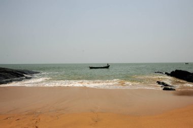 Sahil boyunca kumlu sahil, deniz kenarında yaz tatili.