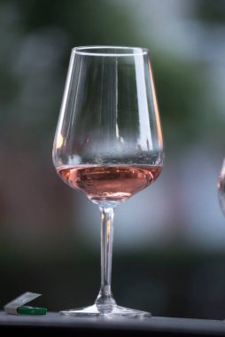 içki, alkol tüketimi ve keyif için bir şarap kadehi.  