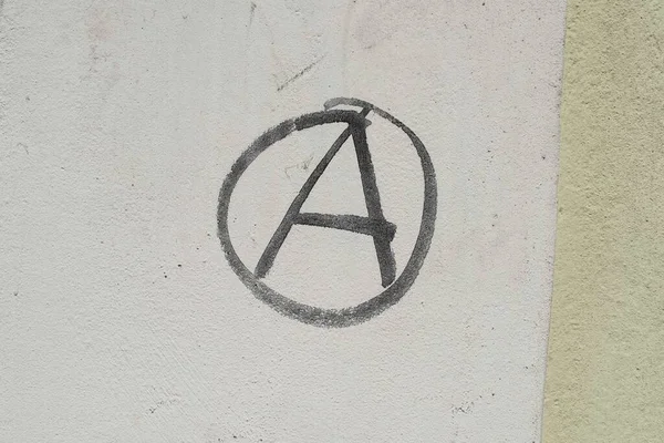 圆形中的字母A 无政府主义运动的符号 — 图库照片