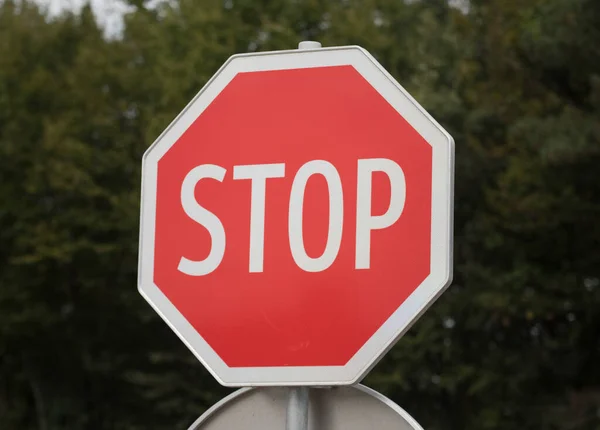 Röd Stoppskylt Trafiken Som Signalerar Till Föraren Att Helt Stanna — Stockfoto