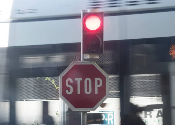 Красный Знак Остановки Движении Сигнализирующий Водителю Полностью Остановиться — стоковое фото