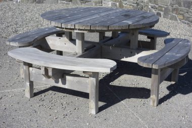 Bahçe tezgahı, açık havada oturma, rahatlama ve doğanın tadını çıkarma için mobilyalar.