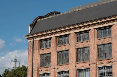 Eski sanayi binası, endüstriyel alanda terk edilmiş tuğla bir bina.