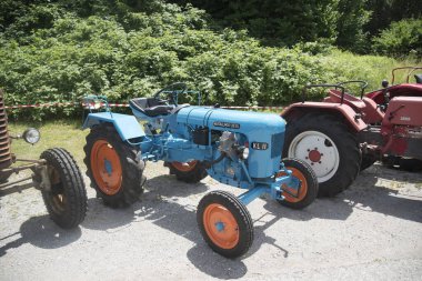 Eski traktör tarım ve çiftçilikte vazgeçilmez bir çalışma aracıdır.