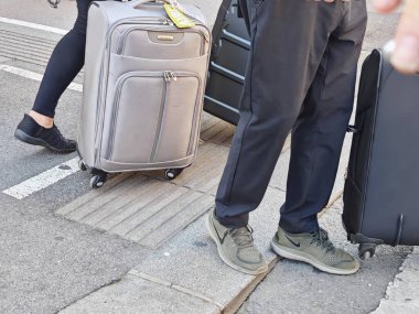 Seyahat ederken ve seyahate çıkarken bavulları taşımak için bir çanta.