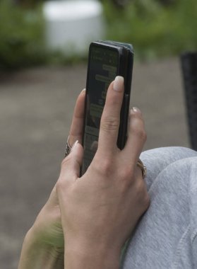 Akıllı telefon, dokunmatik ekranlı ve şarj edilebilir pilli mobil iletişim aygıtı