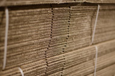 Parçalanmış karton kutular. Karton kurusıkı. Karton üretim.