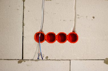 Priz için dört montaj kutusu. Yeni soketler takılıyor. Dairenin tamiri. kablo prizi ve