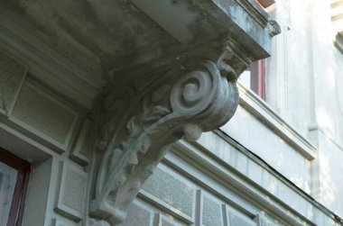 Eski balkon. 19. yüzyıl balkon takviyesinin bir parçası.