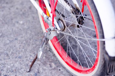 Kırmızı tekerlekleri olan bir çocuk bisikleti üzerinde bisiklet sürüyorum.