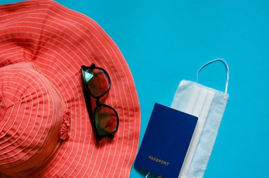 Kadın şapkası, gözlük, koruyucu maskeli pasaport. Uzun zamandır beklenen yaz konsepti. Coronavirüs enfeksiyonu sırasında seyahat.