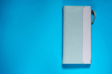 Mavi arka planda mavi kadın cüzdanı. Metnin için yer.