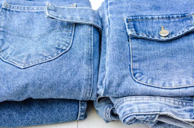 Yan yana iki kot eşya yığını. Bazı şeyleri kapat..