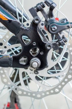 Bisikletin arka disk fren sistemi yakın plan..