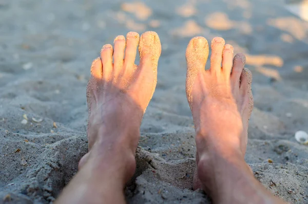 Pés Masculinos Areia Praia Raios Sol Estão Brilhando Seus Pés — Fotografia de Stock