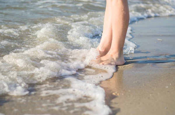 女人的腿被海浪所覆盖 脚踏在水里特写 — 图库照片