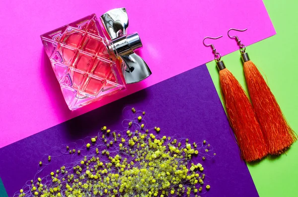 Schöne Flasche Mit Damenparfüm Ohrringen Und Perlen Auf Farbigem Hintergrund — Stockfoto