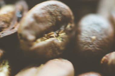 Arka plan olarak kahve çekirdeklerinin bulanık fotoğrafı. Matet renkli kahve makro fotoğrafı..