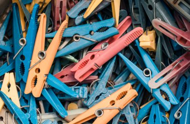 Arkaplan olarak birçok çok renkli mandal yakın plan.