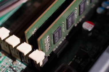 Seçici odaklı kişisel bir bilgisayarın makro fotoğrafının rastgele erişim hafızası. Bilgisayar donanımı onarımı.
