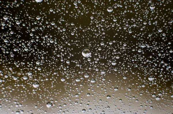 水面上の気泡の背景 液体中の気泡のクローズアップショット 選択的フォーカス 水の泡の極端なクローズアップ画像 — ストック写真