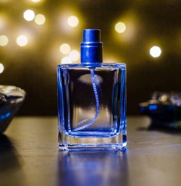 Festivalin arka planında erkek parfümü. Noel hediyesi