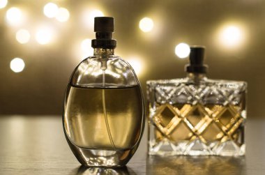 Şenlik ışıklarının arka planında kadın parfümü. Noel hediyesi