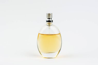 Beyaz arka planda kadın parfümü şişesi..