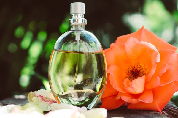 Butelka Perfum Kwiatami Naturalnym Zielonym Tle — Zdjęcie stockowe