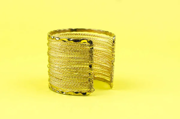 Grande Pulseira Ouro Fundo Amarelo — Fotografia de Stock