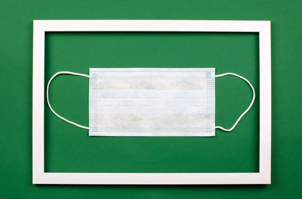 Máscara Médica Protetora Uma Armação Branca Fundo Verde Máscara Cirúrgica — Fotografia de Stock