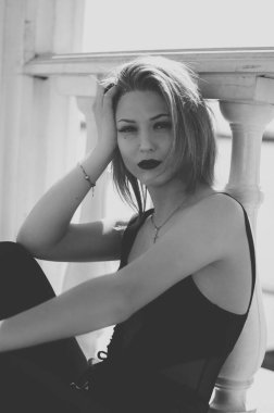 Güzel, genç bir model. Sarışın portresi. Siyah ve beyaz gövdeli model